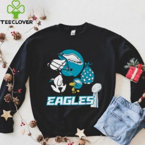 Snoopy and Woodstock walking Philadelphia Eagles shirt