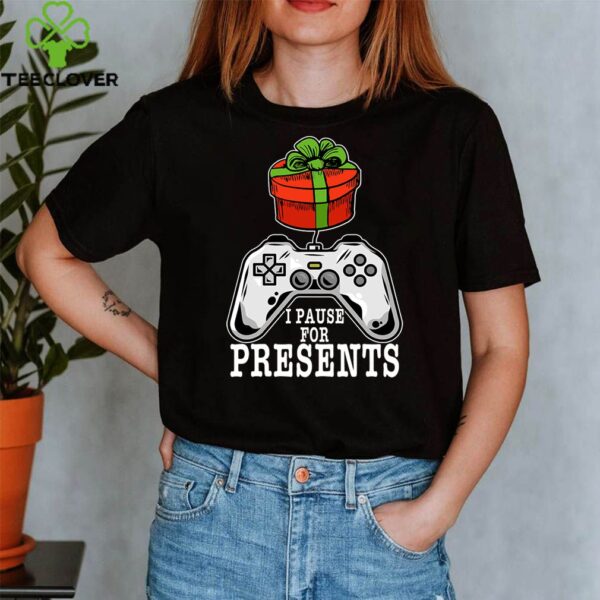 Gaming Christmas Funny I PAUSE FOR PRESENTS Gamer Gift T-Shirt