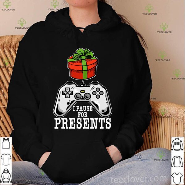 Gaming Christmas Funny I PAUSE FOR PRESENTS Gamer Gift T-Shirt