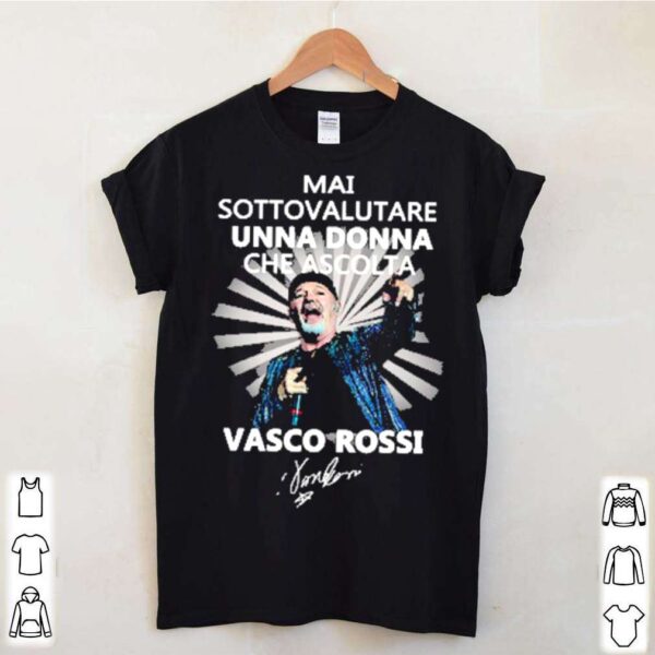 Mai sottovalutare una donna che ascolta vasco rossi hoodie, sweater, longsleeve, shirt v-neck, t-shirt