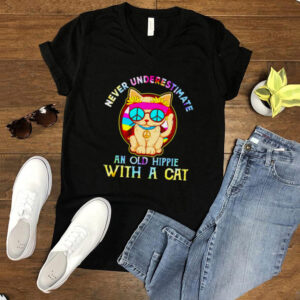 Never underestimate an old hippie with a cat hoodie, sweater, longsleeve, shirt v-neck, t-shirt