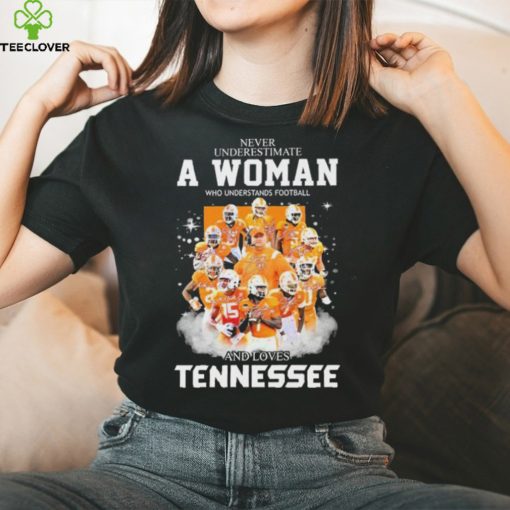 2023 Never underestimate a Woman who understands football and loves Tennessee team signatures hoodie, sweater, longsleeve, shirt v-neck, t-shirt