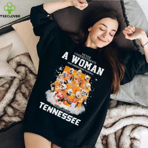 2023 Never underestimate a Woman who understands football and loves Tennessee team signatures hoodie, sweater, longsleeve, shirt v-neck, t-shirt