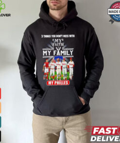 3 things you don’t mess with my faith my family my Philadelphia Phillies signatures shirt