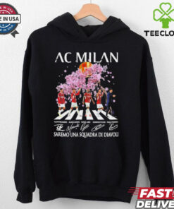 AC Milan Paulo Fonseca, Pulisic, Leao, Morata, and Reijnders Road Saremo Una Squadra Di Diavoli Signatures Shirt featuring a unique design with signatures from these key AC Milan players, along with the phrase 