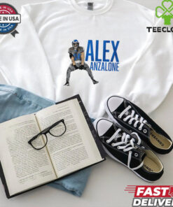 The **Alex Anzalone Detroit Lions Grit Pose Shirt** features a bold design highlighting Alex Anzalone’s powerful and gritty stance on the field. A great shirt for Detroit Lions fans who want to honor the linebacker’s tenacity and leadership!