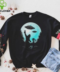 Alien and bigfoot moon bigfoot believer 2022 shirt