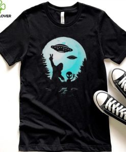 Alien and bigfoot moon bigfoot believer 2022 shirt