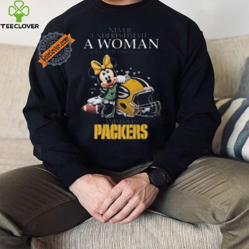 Awesome Mickey mouse never underestimate a woman who understands football and loves green bay packers shirt