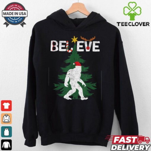 Believe Bigfoot Sasquatch Yeti Santa Hat Christmas T Shirt Recovered
