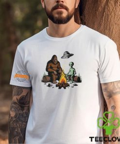 Bigfoot And Alien Campfire For Outdoor Lovers T Shirt