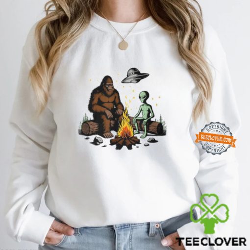 Bigfoot And Alien Campfire For Outdoor Lovers T Shirt