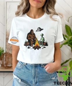 Bigfoot And Alien Campfire For Outdoor Lovers T Shirt