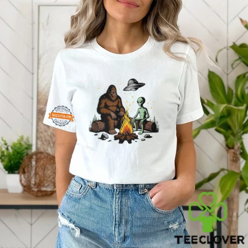 Bigfoot And Alien Campfire For Outdoor Lovers T Shirt