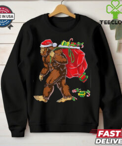 Bigfoot Santa Carrying Christmas Bag Xmas Hat Sasquatch Men T Shirt Recovered