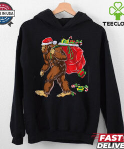 Bigfoot Santa Carrying Christmas Bag Xmas Hat Sasquatch Men T Shirt Recovered