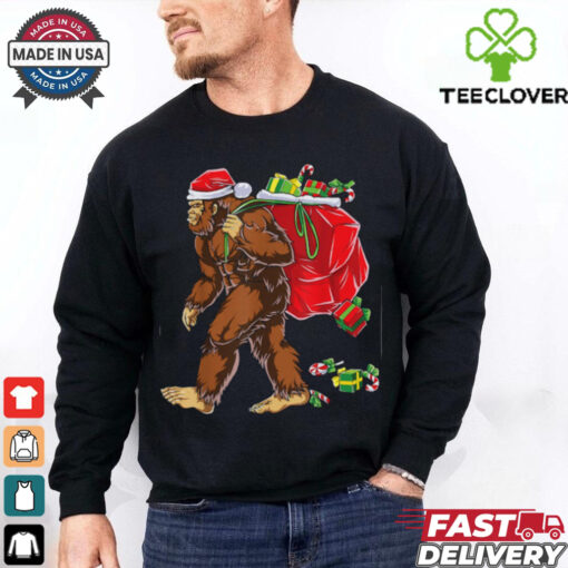 Bigfoot Santa Carrying Christmas Bag Xmas Hat Sasquatch Men T Shirt Recovered