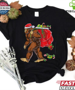 Bigfoot Santa Carrying Christmas Bag Xmas Hat Sasquatch Men T Shirt Recovered
