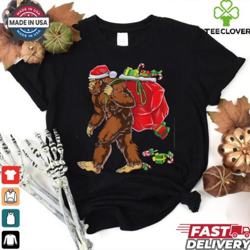 Bigfoot Santa Carrying Christmas Bag Xmas Hat Sasquatch Men T Shirt Recovered