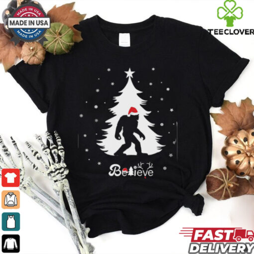 Bigfoot Sasquatch Yeti Santa Claus Hat Christmas T Shirt Recovered