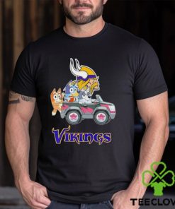 Bluey Bingo and Muffin in the car Minnesota Vikings NFL 2024 hoodie, sweater, longsleeve, shirt v-neck, t-shirt