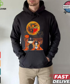 Charlie Brown And Snoopy Watching Wisconsin Sports Teams Halloween Shirt