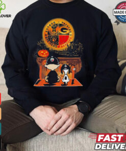 Charlie Brown And Snoopy Watching Wisconsin Sports Teams Halloween Shirt