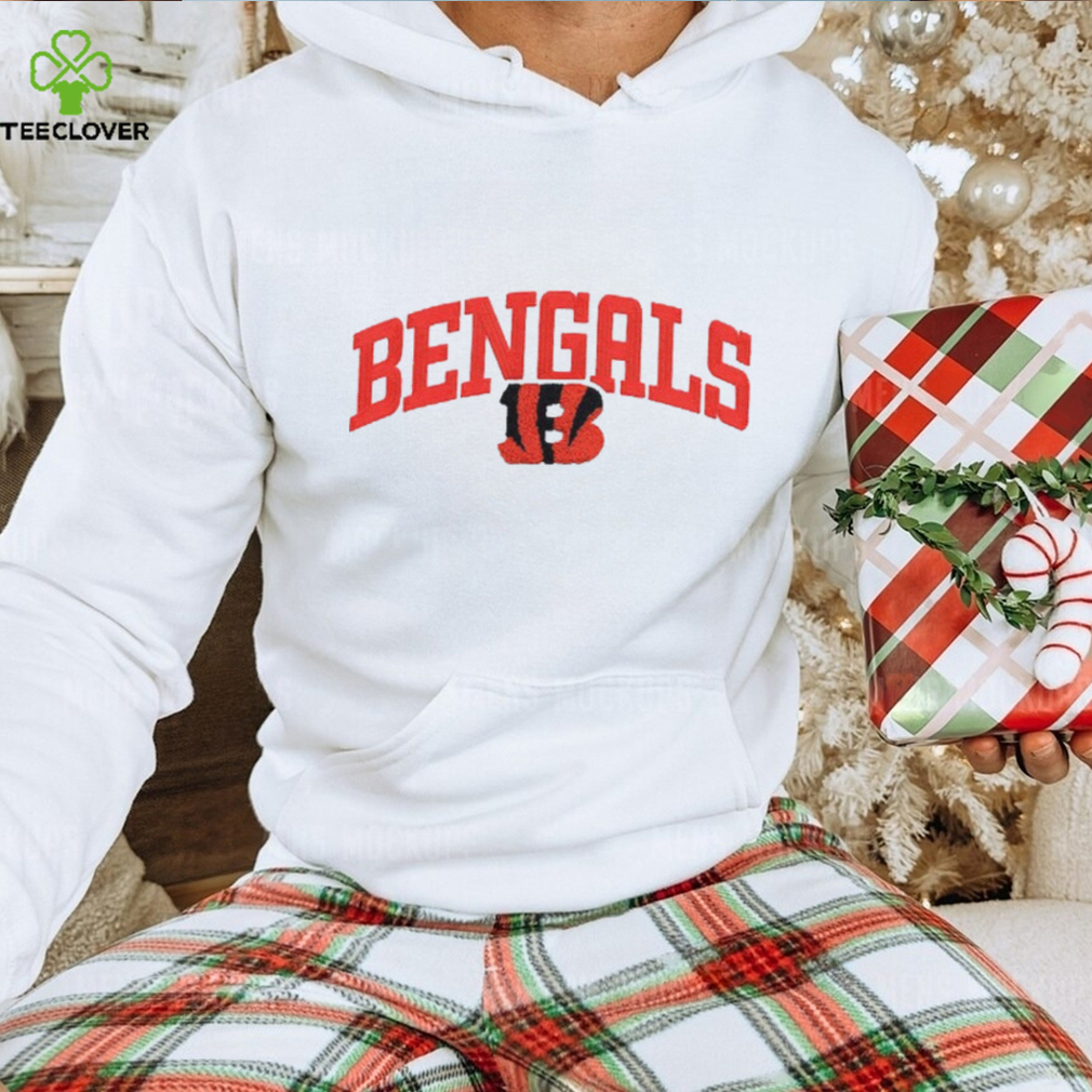 Women's Antigua White Cincinnati Bengals Victory Chenille Pullover Sweatshirt Size: Large