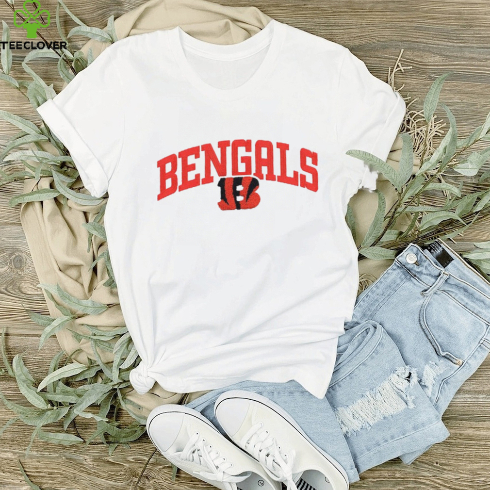 Women's Antigua White Cincinnati Bengals Victory Chenille Pullover Sweatshirt Size: Large