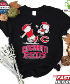 Cincinnati Reds Peanuts Charlie Brown and Snoopy playing baseball shirt