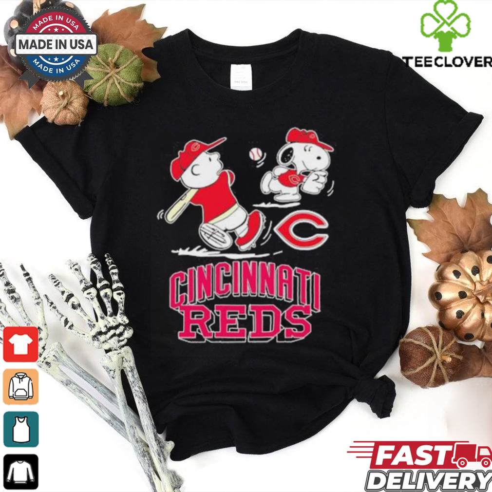 Cincinnati Reds Peanuts Charlie Brown and Snoopy playing baseball shirt Cincinnati Reds Peanuts Charlie Brown and Snoopy playing baseball shirt