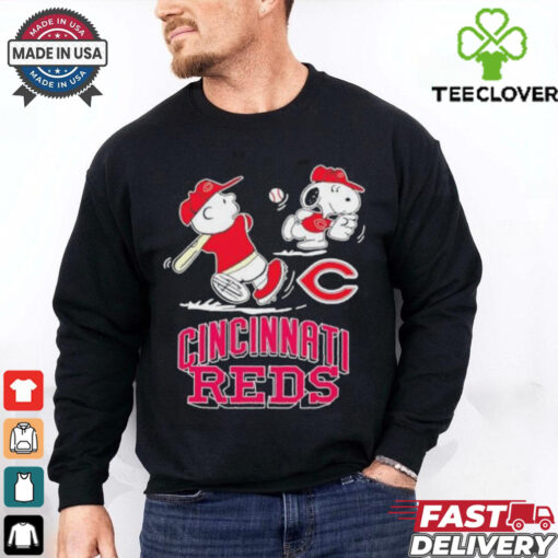 Cincinnati Reds Peanuts Charlie Brown and Snoopy playing baseball shirt