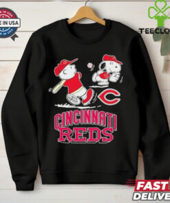 Cincinnati Reds Peanuts Charlie Brown and Snoopy playing baseball shirt