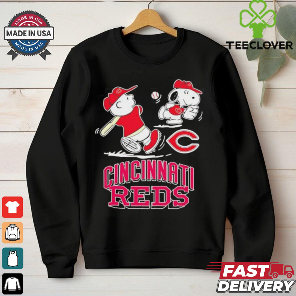Cincinnati Reds Peanuts Charlie Brown and Snoopy playing baseball shirt Cincinnati Reds Peanuts Charlie Brown and Snoopy playing baseball shirt