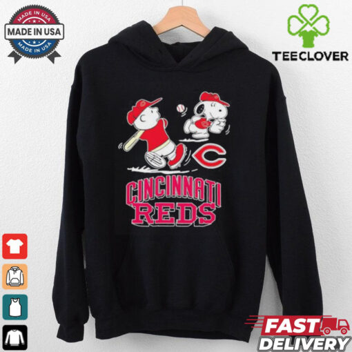 Cincinnati Reds Peanuts Charlie Brown and Snoopy playing baseball shirt