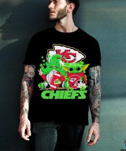 Design kansas City Chiefs Baby Yoda Happy St.Patrick’s Day Shamrock T Shirt