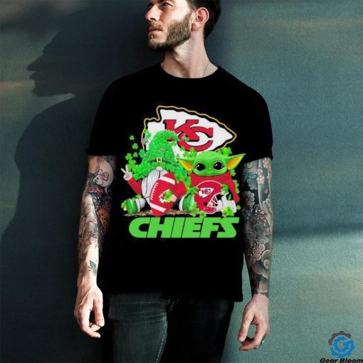 Design kansas City Chiefs Baby Yoda Happy St.Patrick’s Day Shamrock T Shirt