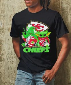 Design kansas City Chiefs Baby Yoda Happy St.Patrick’s Day Shamrock T Shirt