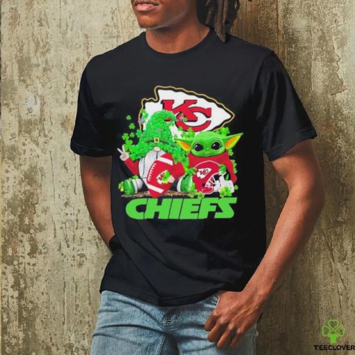 Design kansas City Chiefs Baby Yoda Happy St.Patrick’s Day Shamrock T Shirt