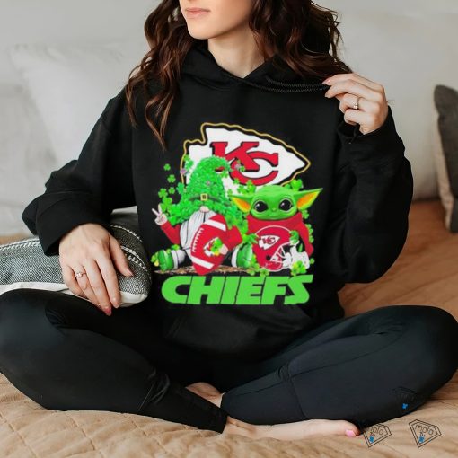 Design kansas City Chiefs Baby Yoda Happy St.Patrick’s Day Shamrock T Shirt