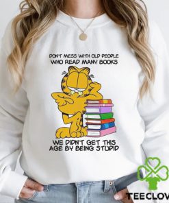 Don’t mess with old people who read many books hoodie, sweater, longsleeve, shirt v-neck, t-shirt