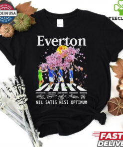 Everton Sean Dyche Mcneil Tarkowski Ndiaye Pickford road nil satis nisi optimum signatures shirt