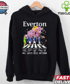 Everton Sean Dyche McNeil Tarkowski Ndiaye Pickford Road Nil Satis Nisi Optimum Signatures Shirt featuring a commemorative design with signatures from key players and coach Sean Dyche, celebrating Everton’s motto 