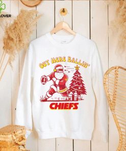Happy Xmas Kansas City Chiefs football Santa Mahomes out here ballin’ Chiefs gift shirt