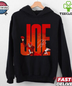 Joe Burrow Cincinnati Bengals TD Pass Signature Shirt, featuring Joe Burrow’s signature and a graphic of his iconic touchdown pass, celebrating his exceptional plays for the Bengals. Perfect for fans supporting Burrow and the Bengals.