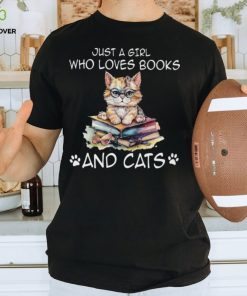 Just a girl who loves books and cats Classic T Shirt