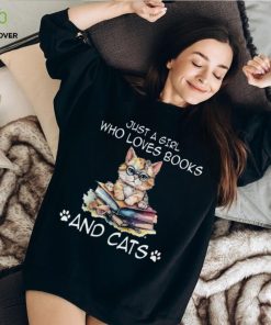 Just a girl who loves books and cats Classic T Shirt