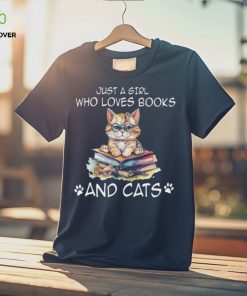 Just a girl who loves books and cats Classic T Shirt