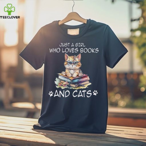 Just a girl who loves books and cats Classic T Shirt