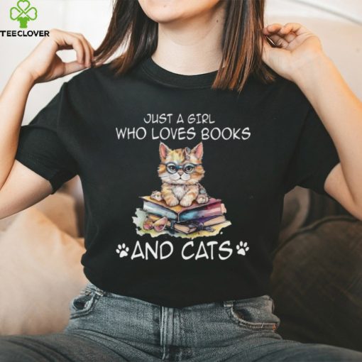 Just a girl who loves books and cats Classic T Shirt